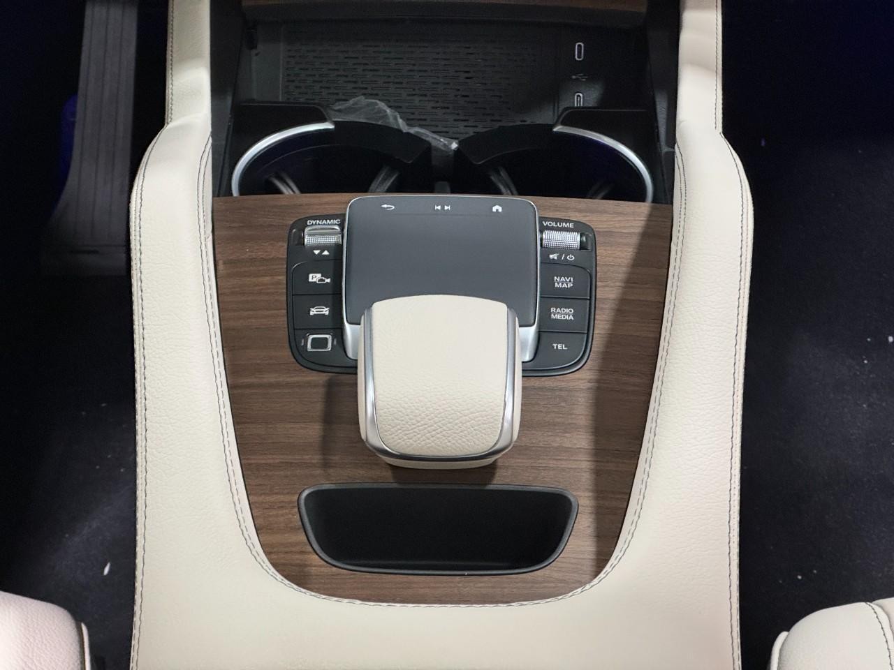 Mercedes-Benz GLE Vehicle Full-screen Gallery Image 16