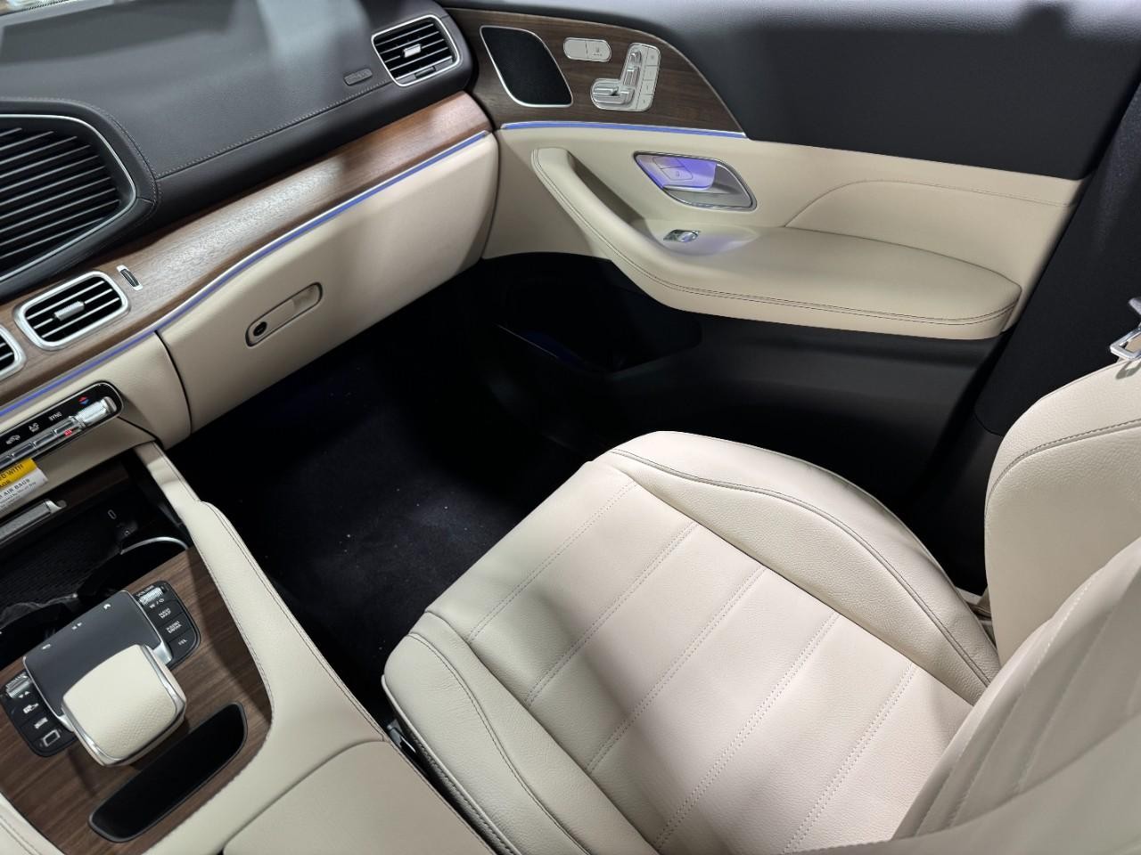 Mercedes-Benz GLE Vehicle Full-screen Gallery Image 17