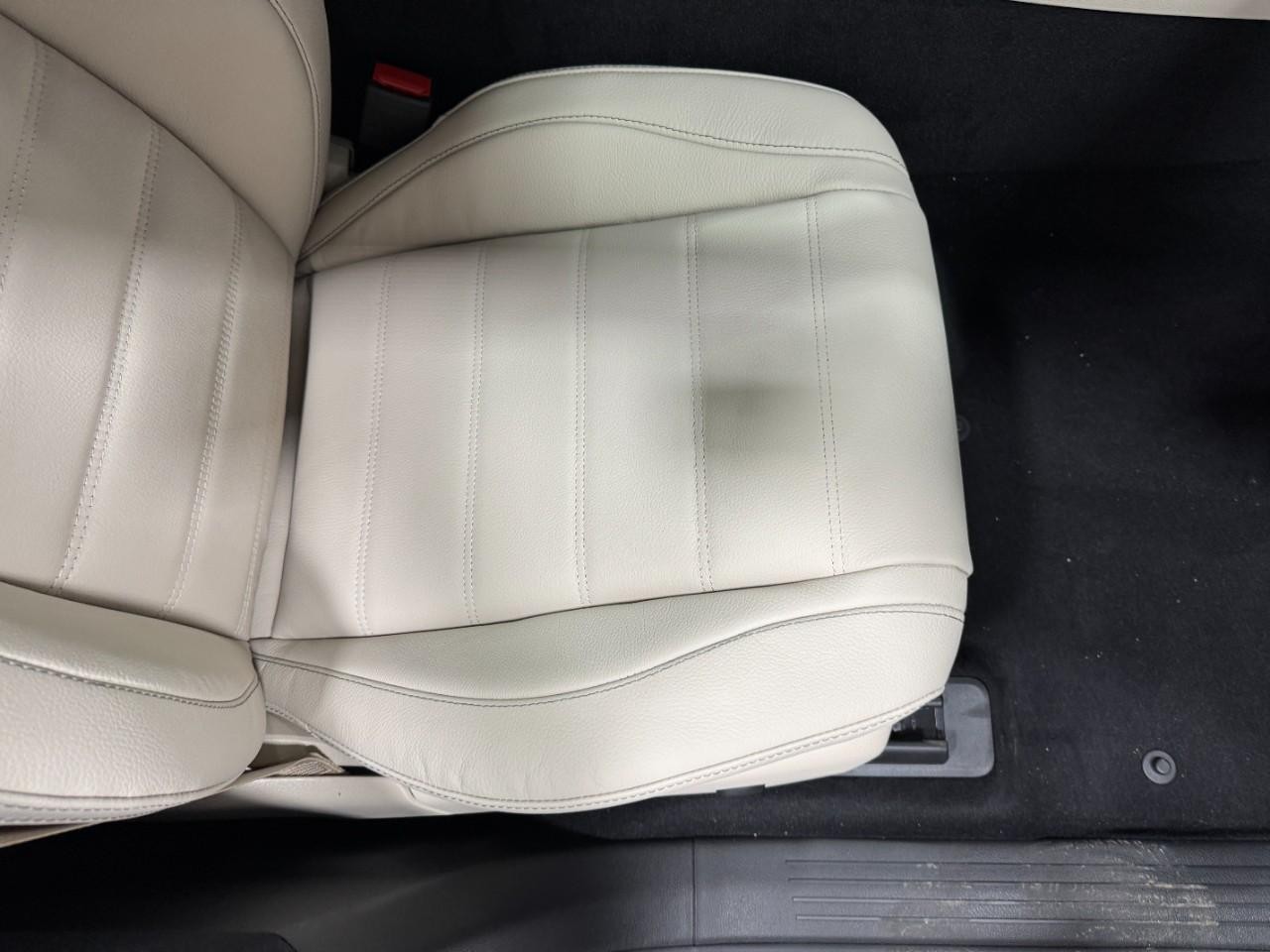 Mercedes-Benz GLE Vehicle Full-screen Gallery Image 19