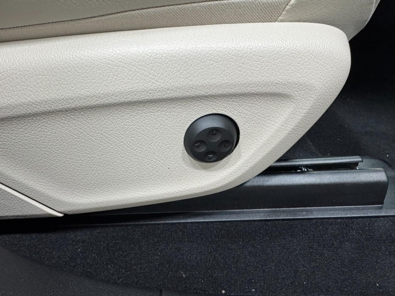 Mercedes-Benz GLE Vehicle Full-screen Gallery Image 20