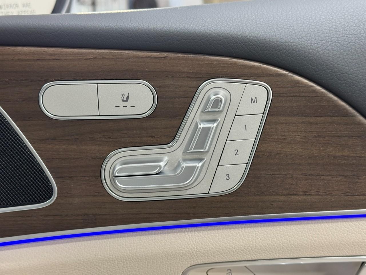 Mercedes-Benz GLE Vehicle Full-screen Gallery Image 21