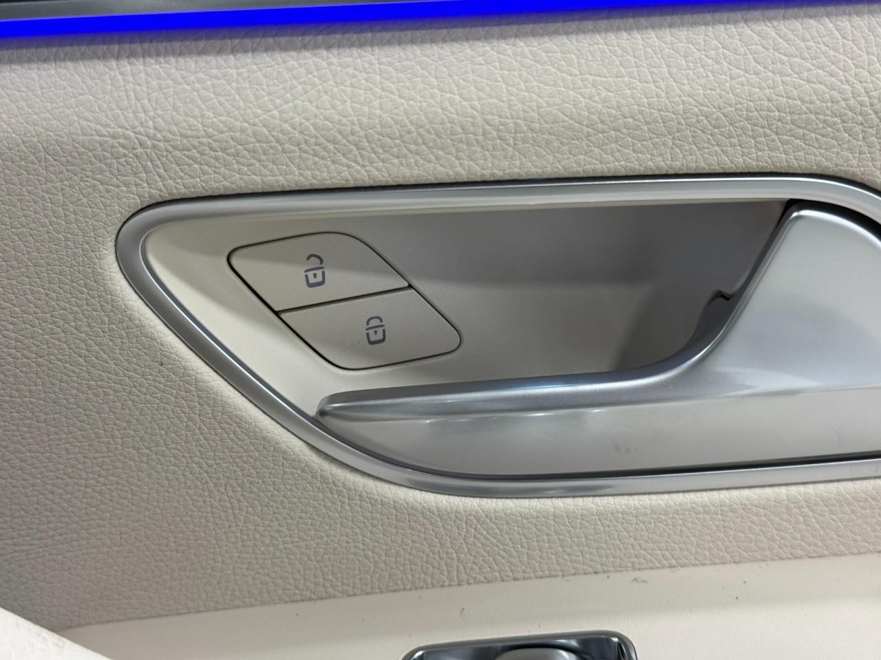 Mercedes-Benz GLE Vehicle Full-screen Gallery Image 22