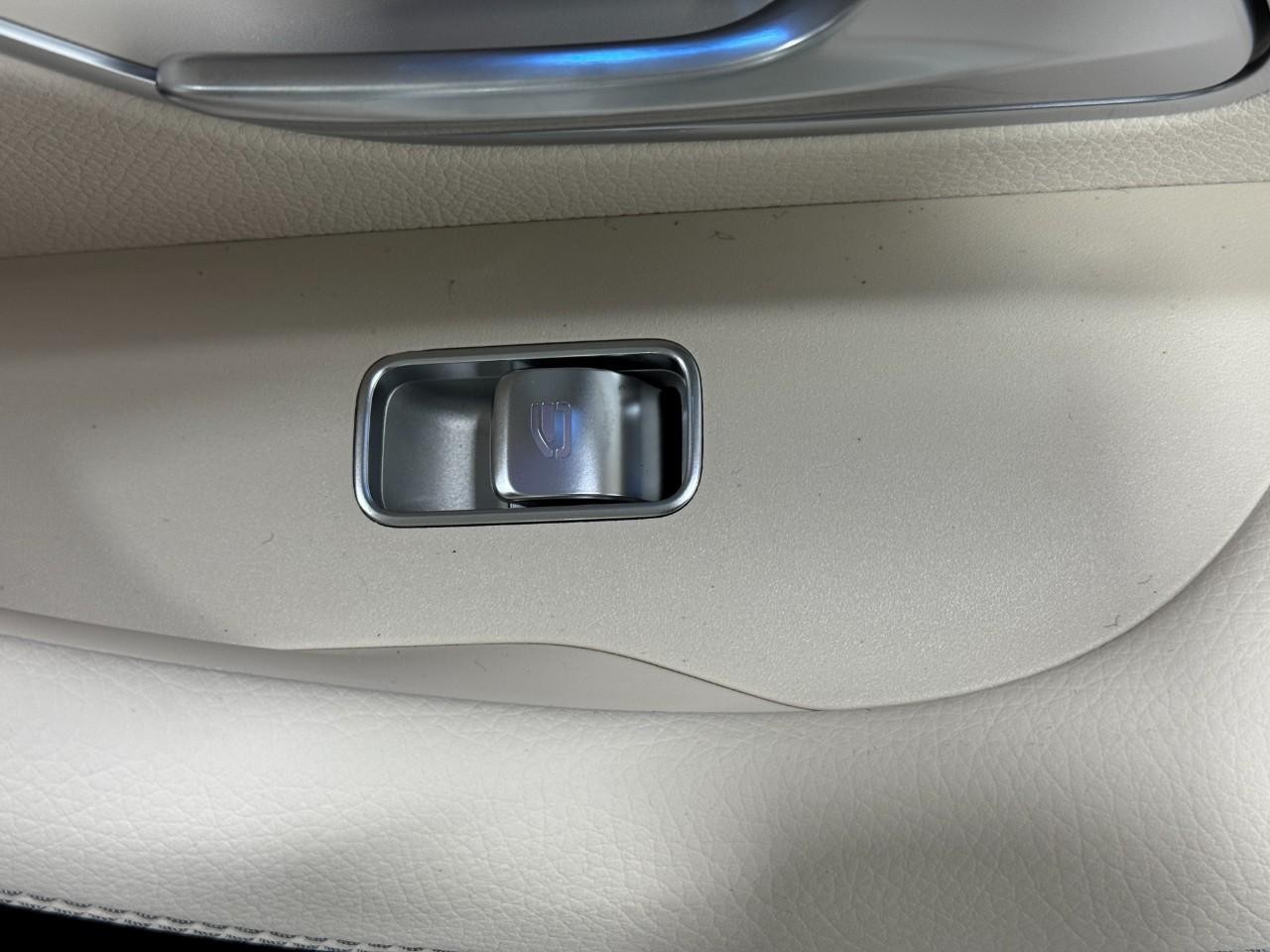 Mercedes-Benz GLE Vehicle Full-screen Gallery Image 23