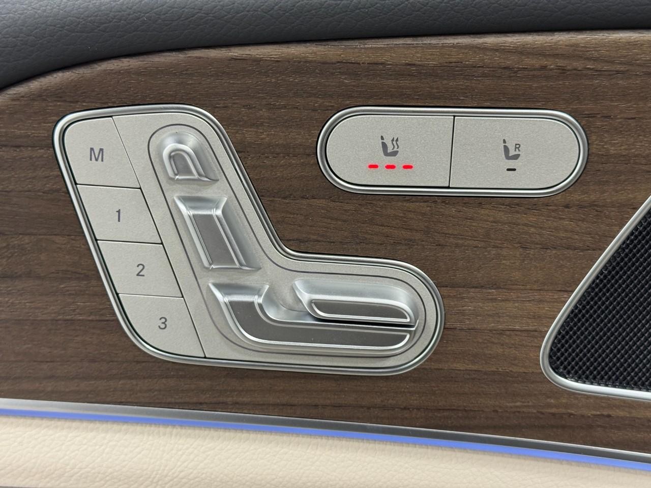 Mercedes-Benz GLE Vehicle Full-screen Gallery Image 24