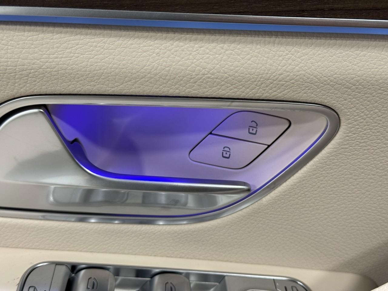 Mercedes-Benz GLE Vehicle Full-screen Gallery Image 25