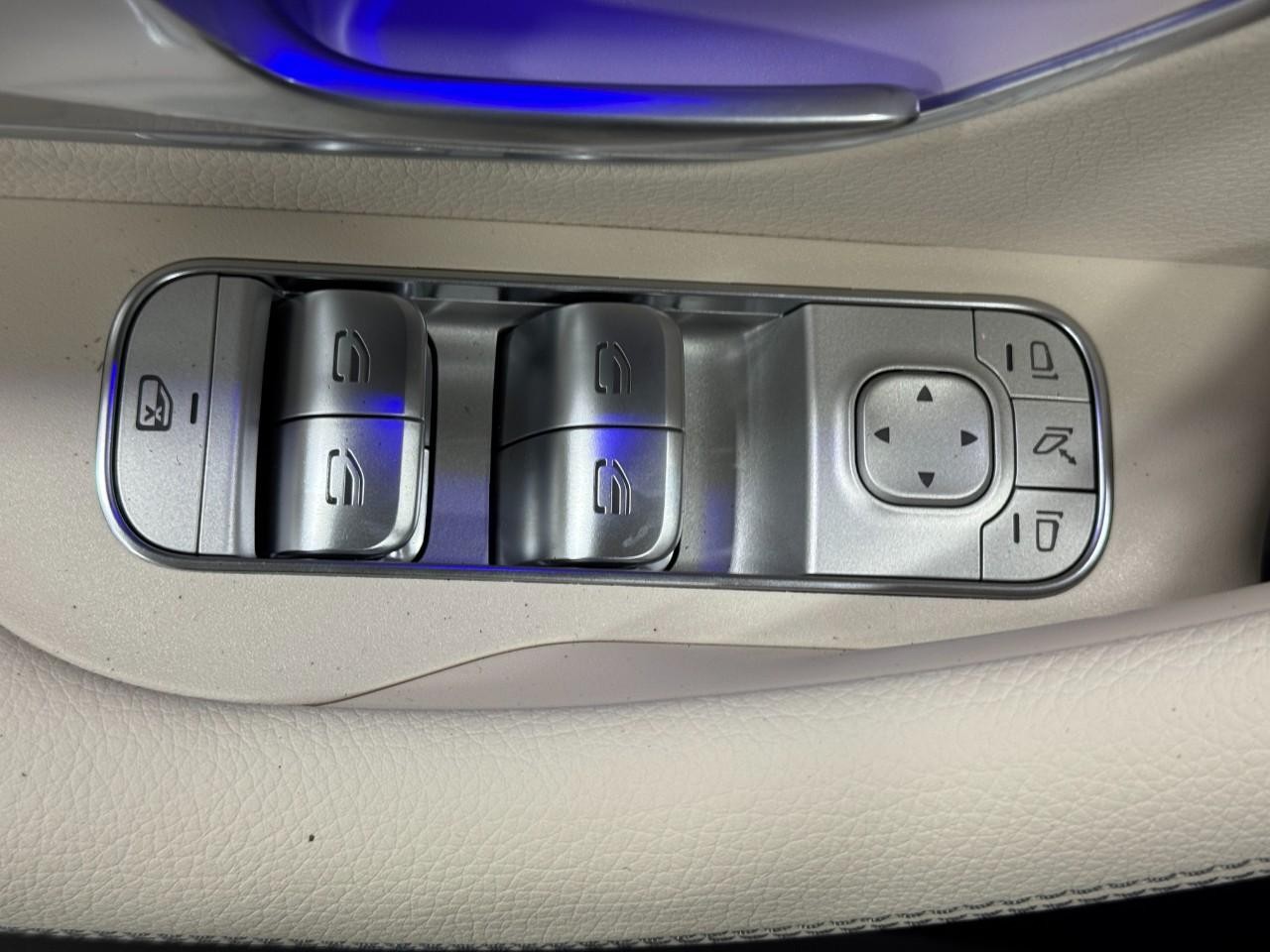 Mercedes-Benz GLE Vehicle Full-screen Gallery Image 26