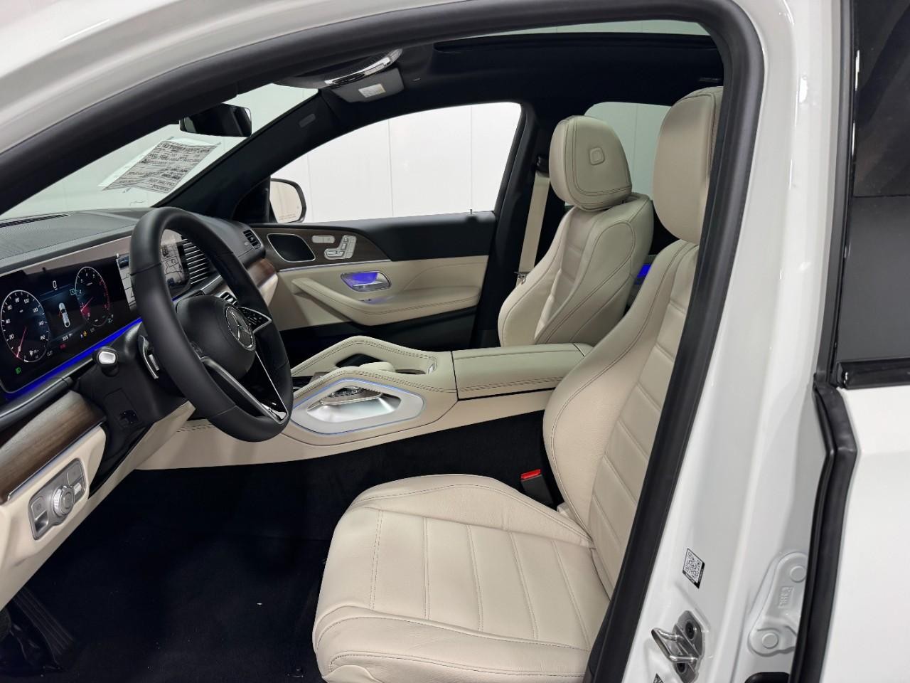 Mercedes-Benz GLE Vehicle Full-screen Gallery Image 28