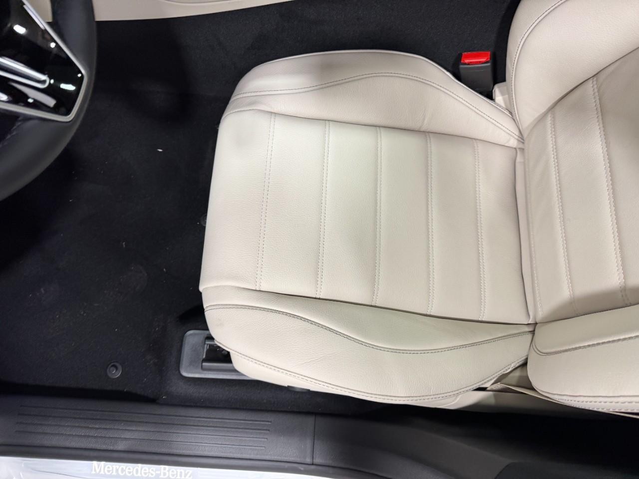 Mercedes-Benz GLE Vehicle Full-screen Gallery Image 29