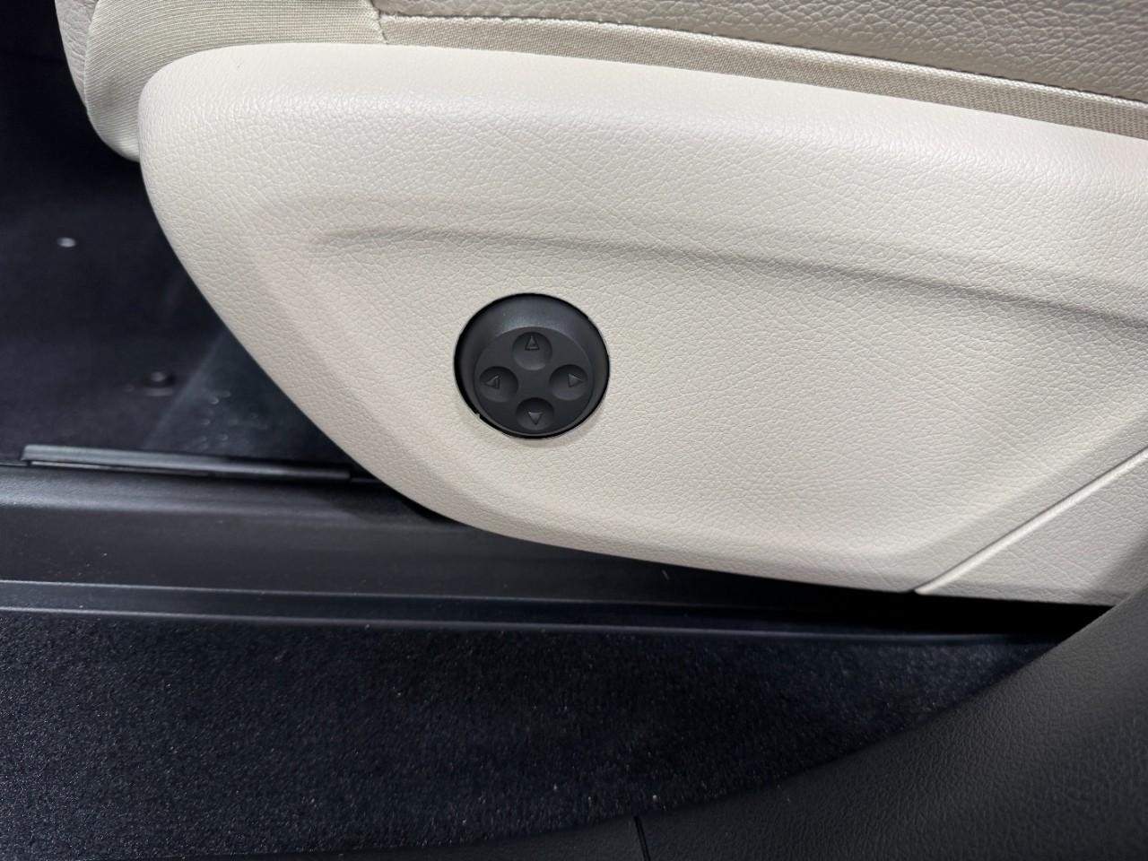 Mercedes-Benz GLE Vehicle Full-screen Gallery Image 30