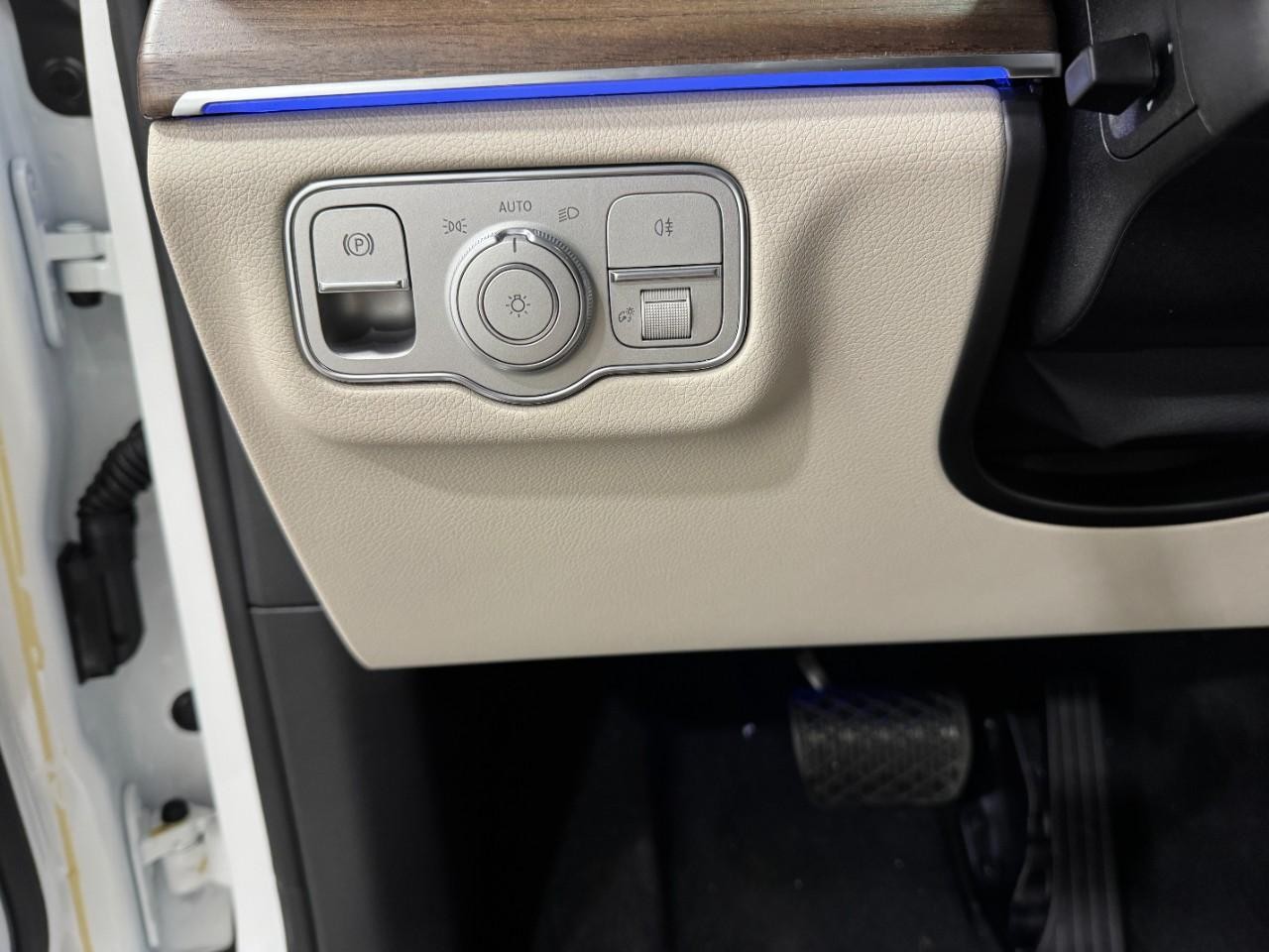 Mercedes-Benz GLE Vehicle Full-screen Gallery Image 31