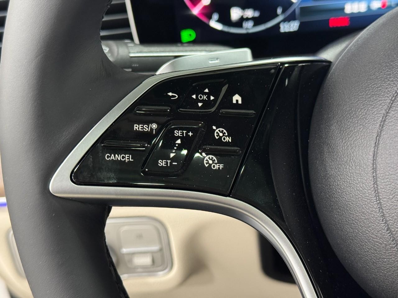 Mercedes-Benz GLE Vehicle Full-screen Gallery Image 32