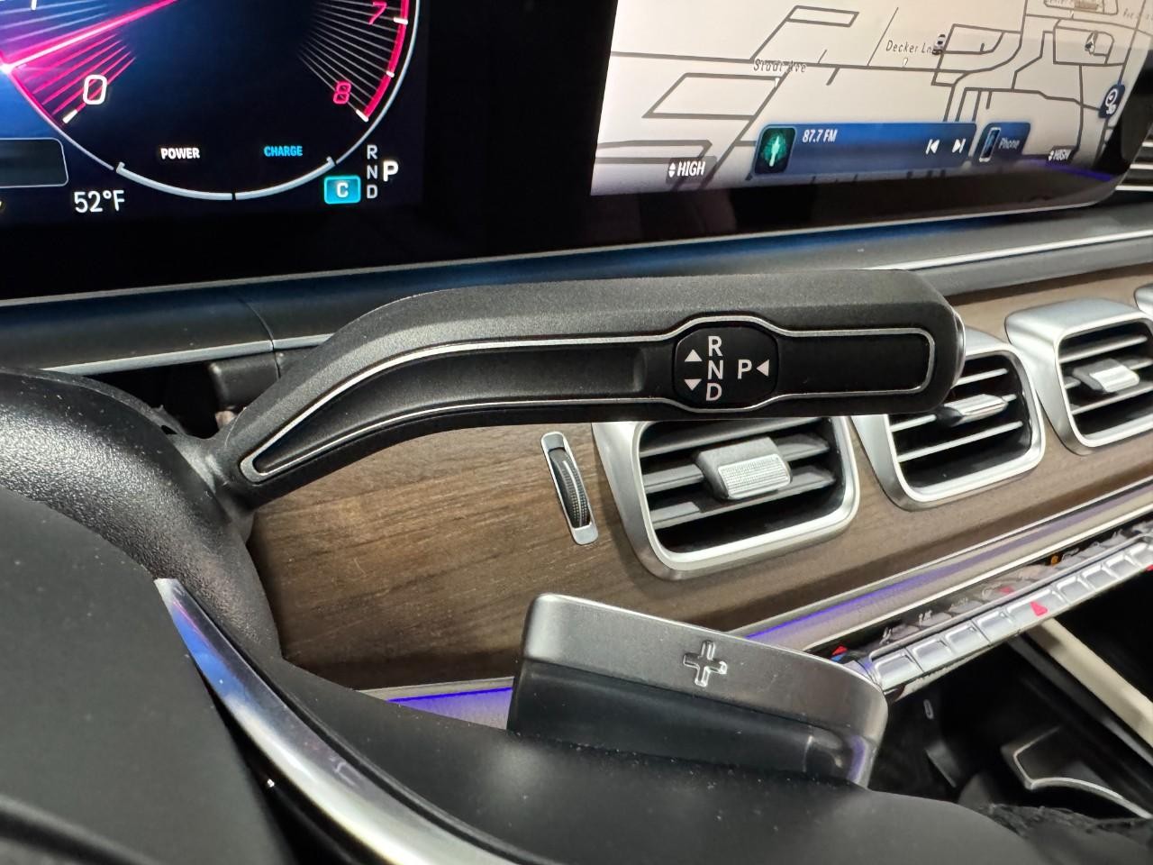 Mercedes-Benz GLE Vehicle Full-screen Gallery Image 35