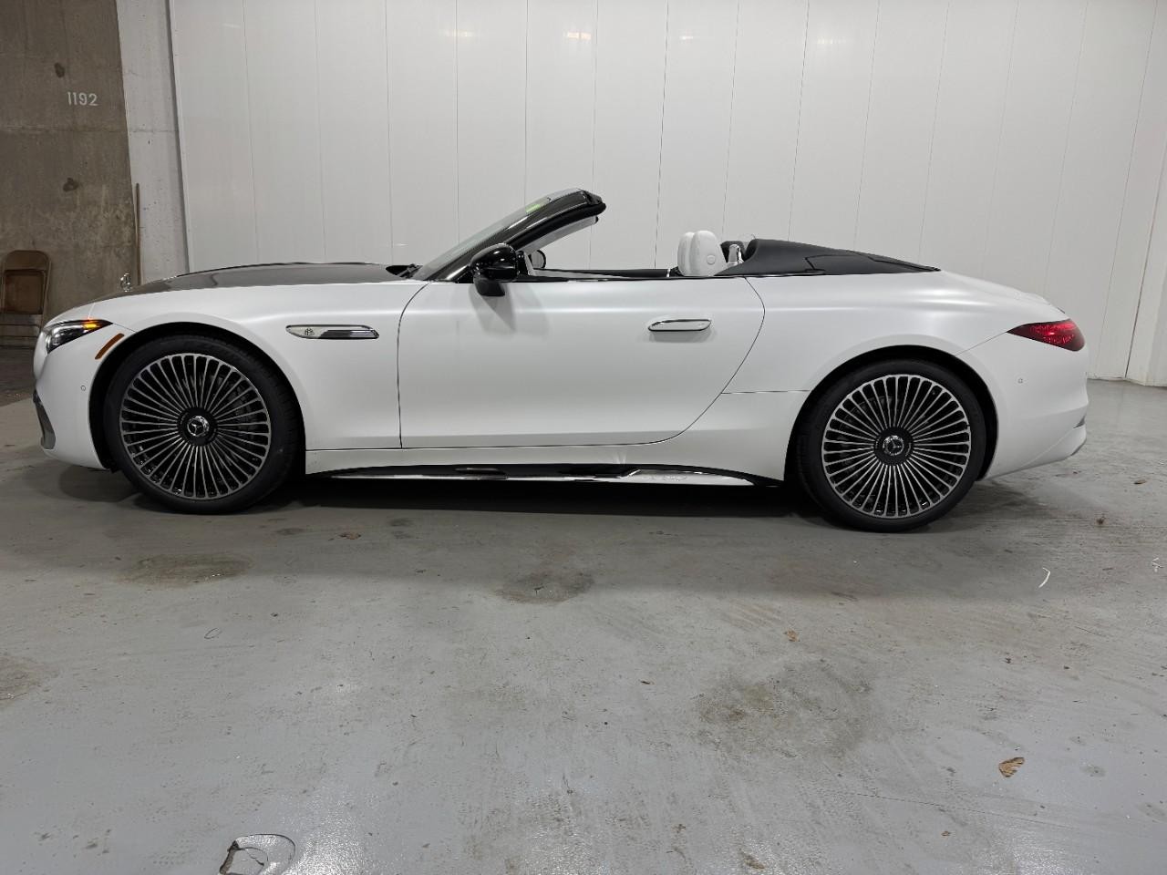 Mercedes-Benz SL Vehicle Full-screen Gallery Image 2