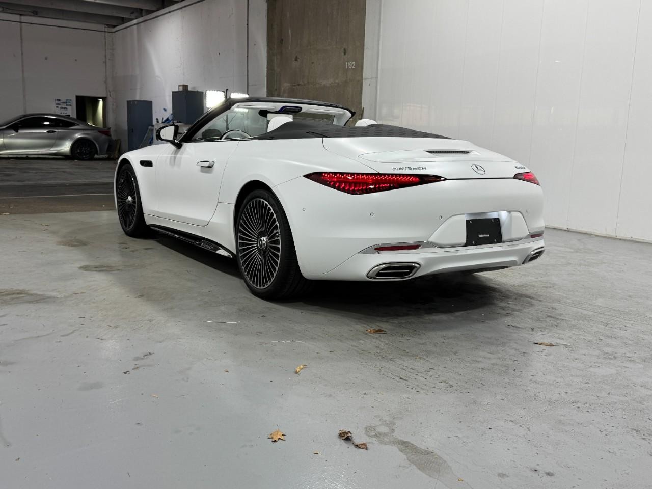 Mercedes-Benz SL Vehicle Full-screen Gallery Image 3