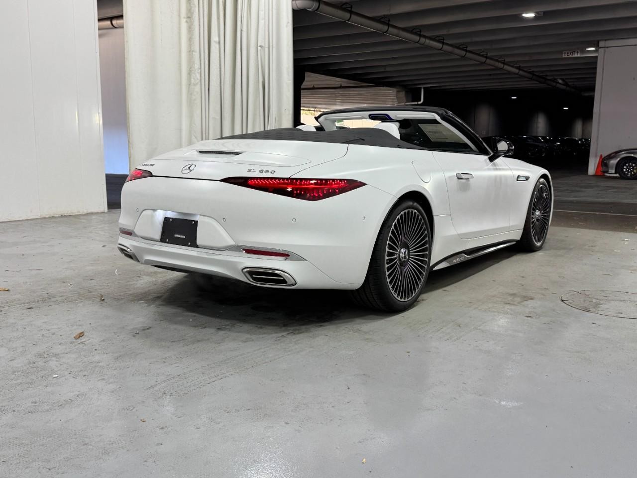 Mercedes-Benz SL Vehicle Full-screen Gallery Image 4