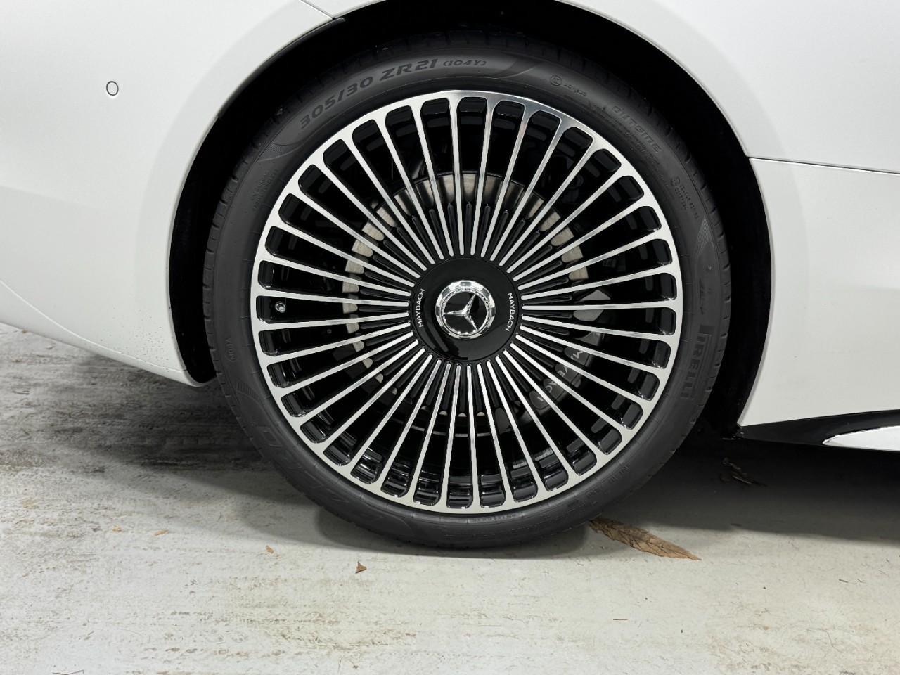 Mercedes-Benz SL Vehicle Full-screen Gallery Image 5