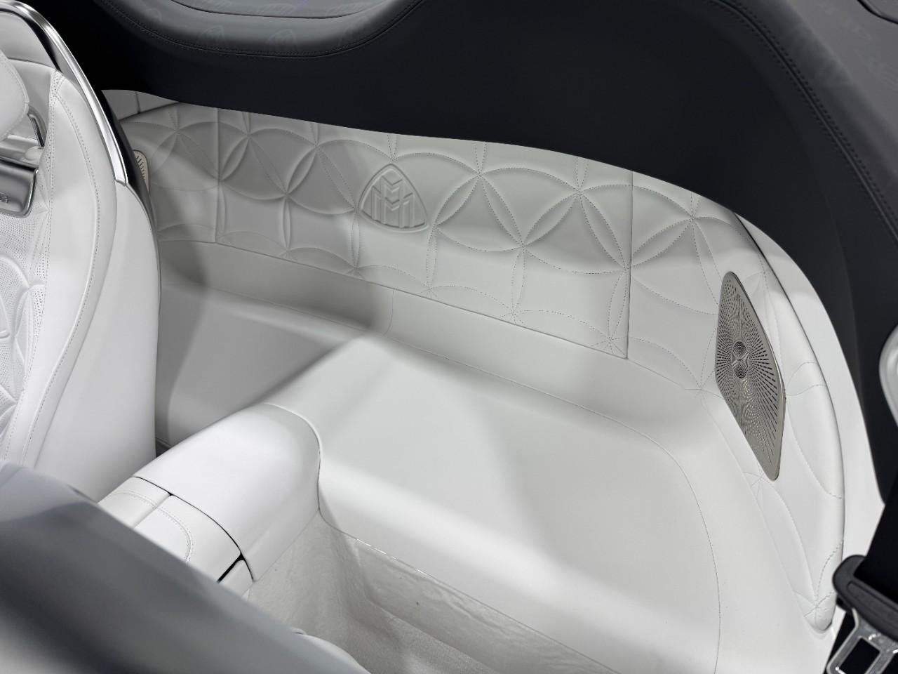 Mercedes-Benz SL Vehicle Full-screen Gallery Image 8