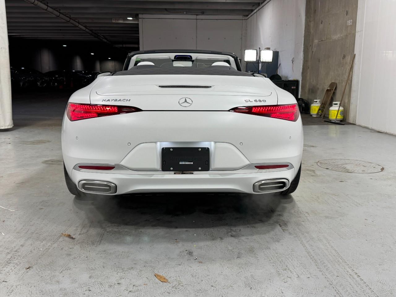Mercedes-Benz SL Vehicle Full-screen Gallery Image 9