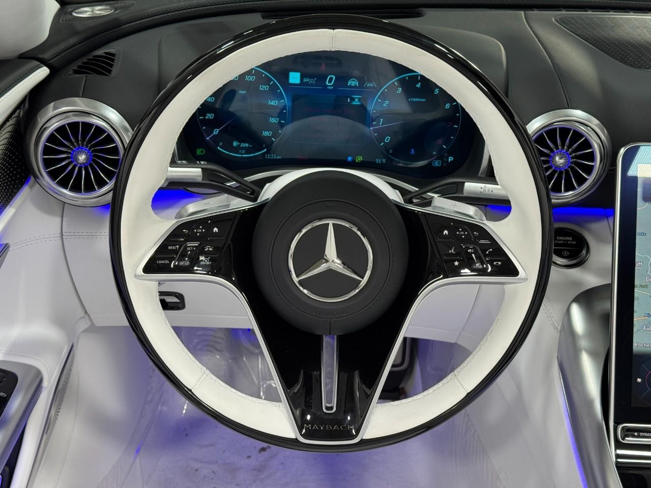 Mercedes-Benz SL Vehicle Full-screen Gallery Image 12