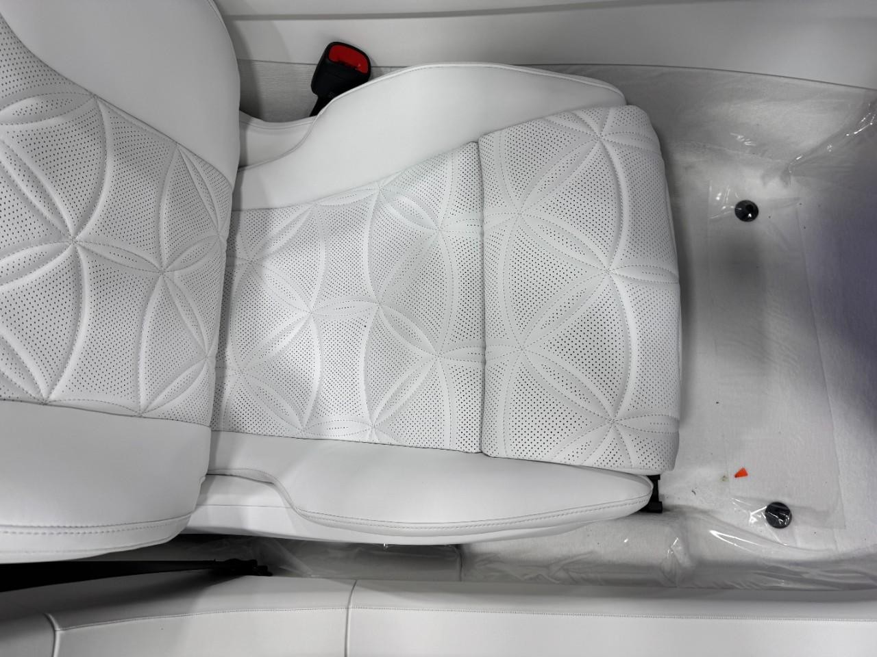 Mercedes-Benz SL Vehicle Full-screen Gallery Image 16