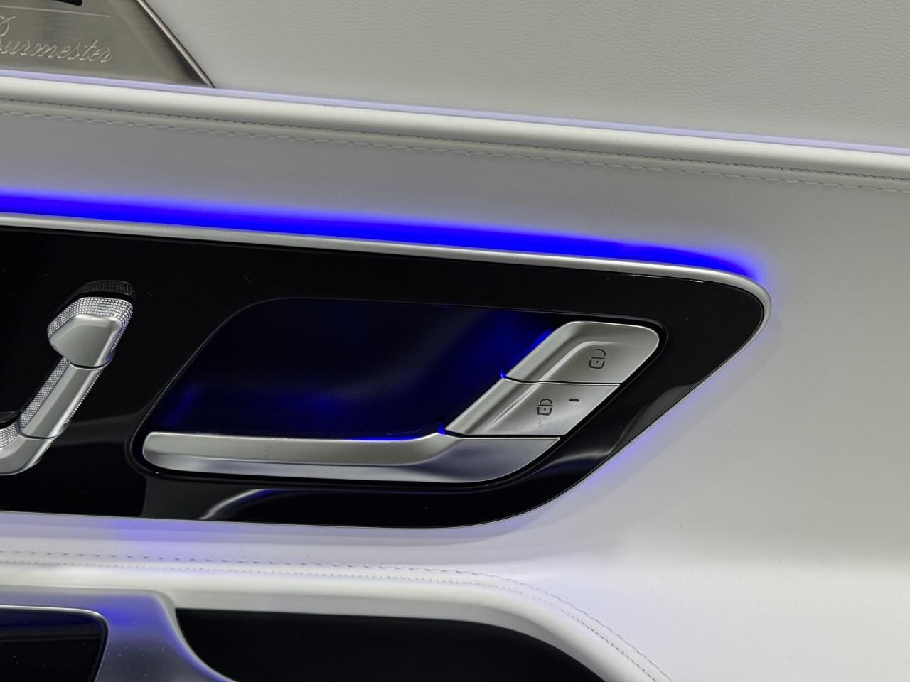 Mercedes-Benz SL Vehicle Full-screen Gallery Image 19