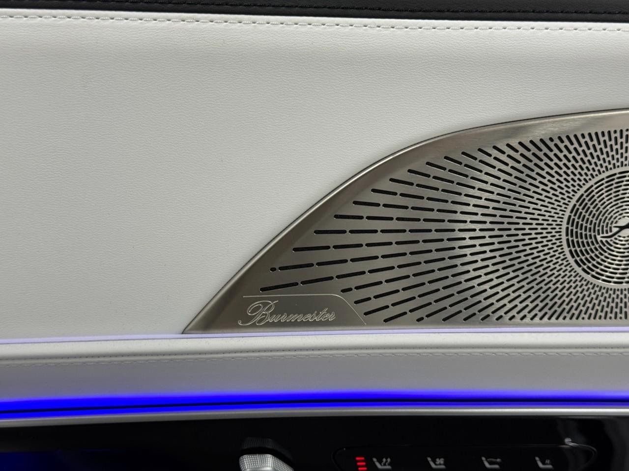 Mercedes-Benz SL Vehicle Full-screen Gallery Image 21