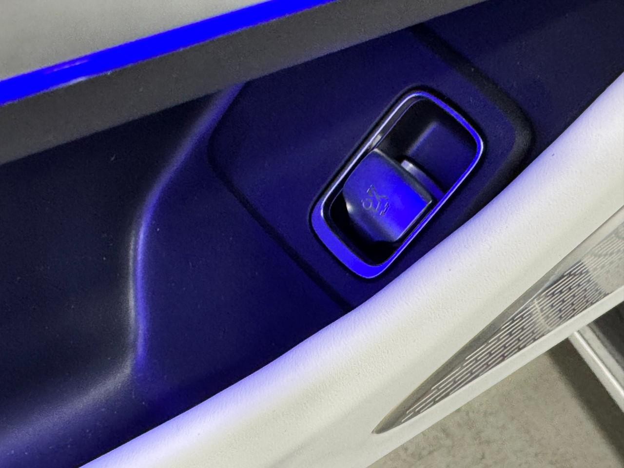 Mercedes-Benz SL Vehicle Full-screen Gallery Image 25