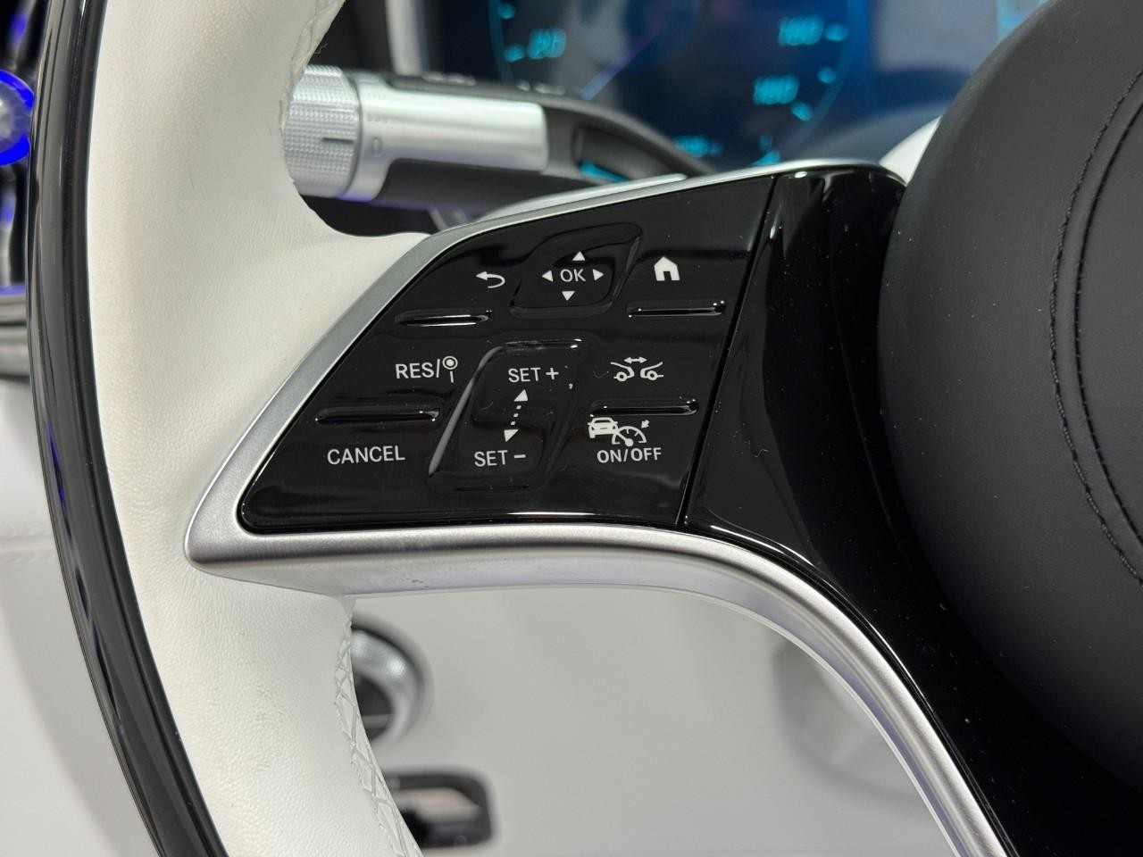 Mercedes-Benz SL Vehicle Full-screen Gallery Image 29