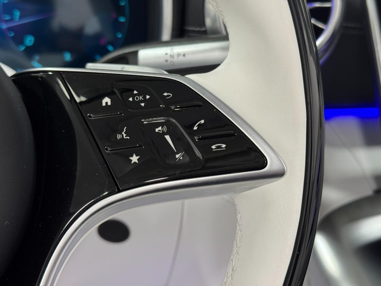 Mercedes-Benz SL Vehicle Full-screen Gallery Image 30