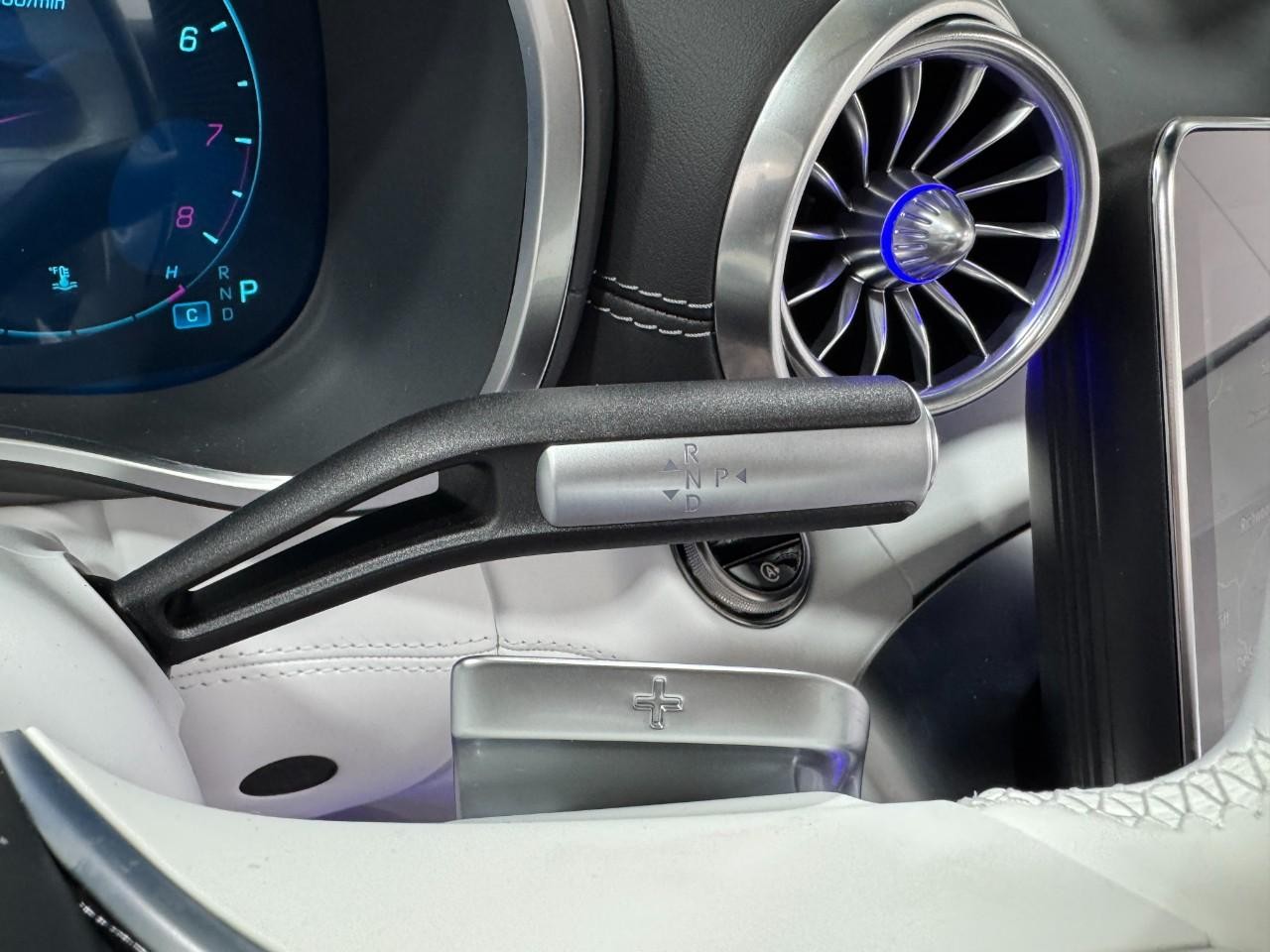 Mercedes-Benz SL Vehicle Full-screen Gallery Image 32