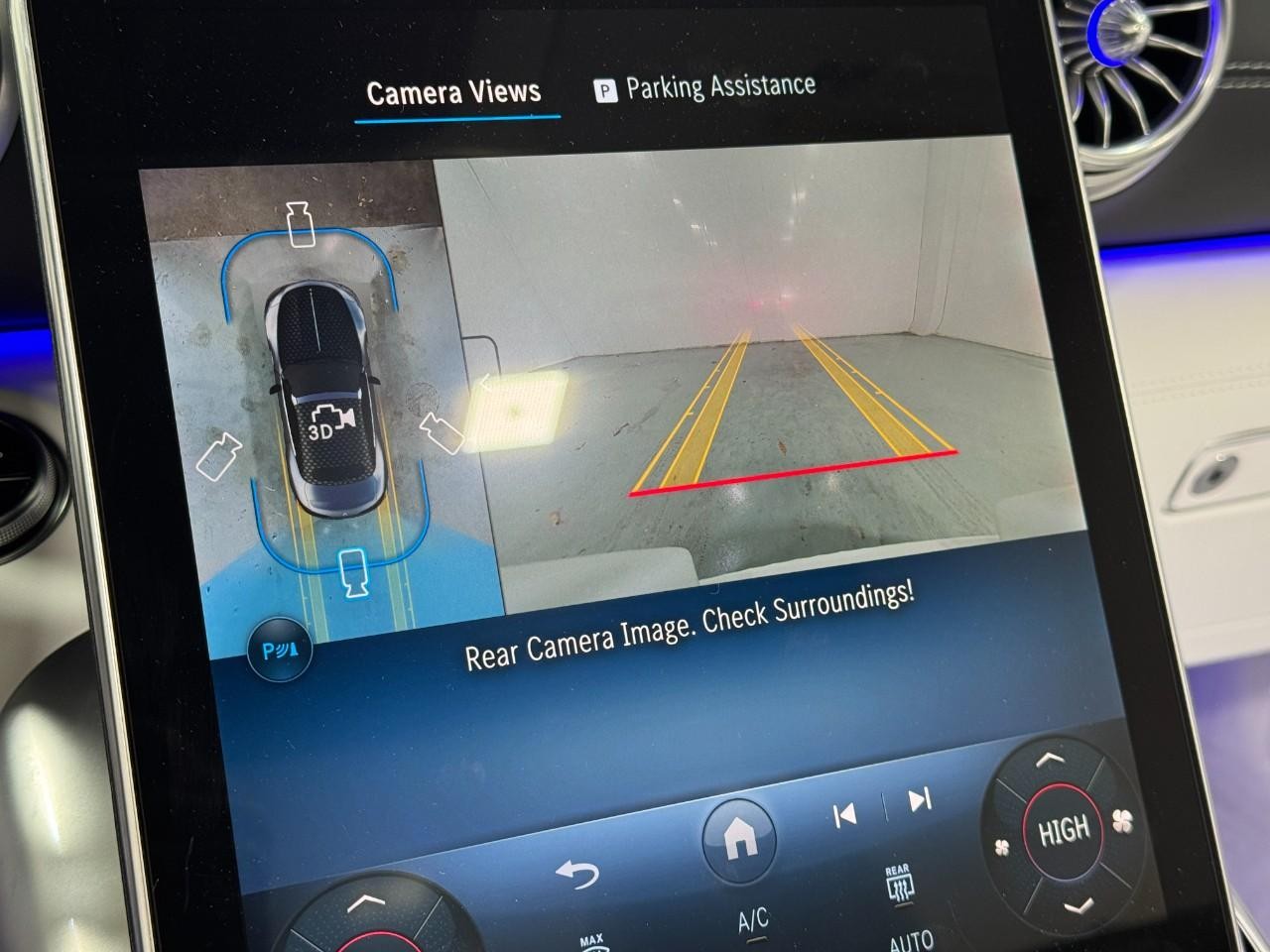 Mercedes-Benz SL Vehicle Full-screen Gallery Image 33