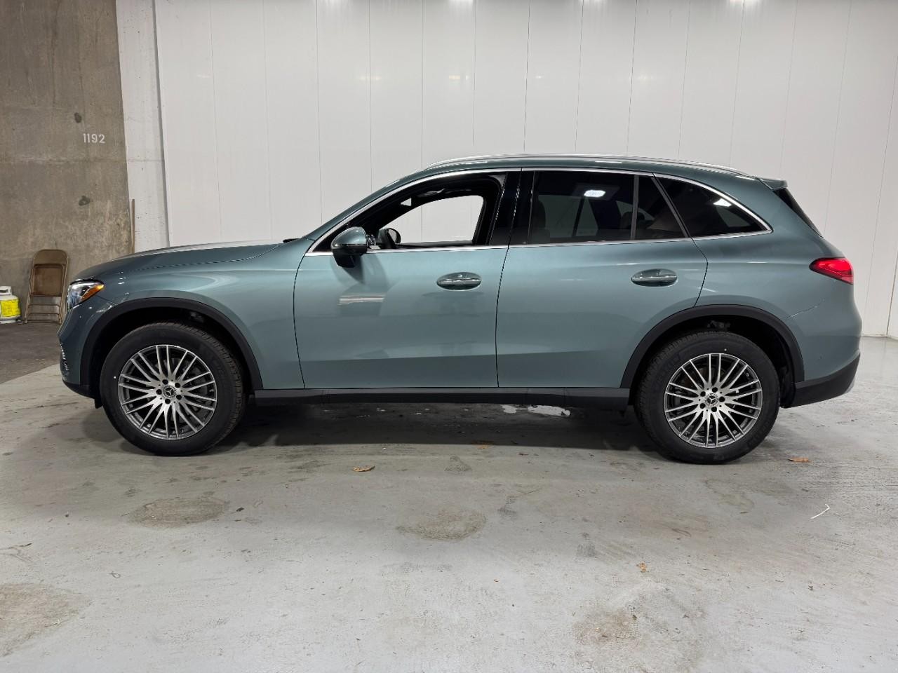 Mercedes-Benz GLC Vehicle Full-screen Gallery Image 2