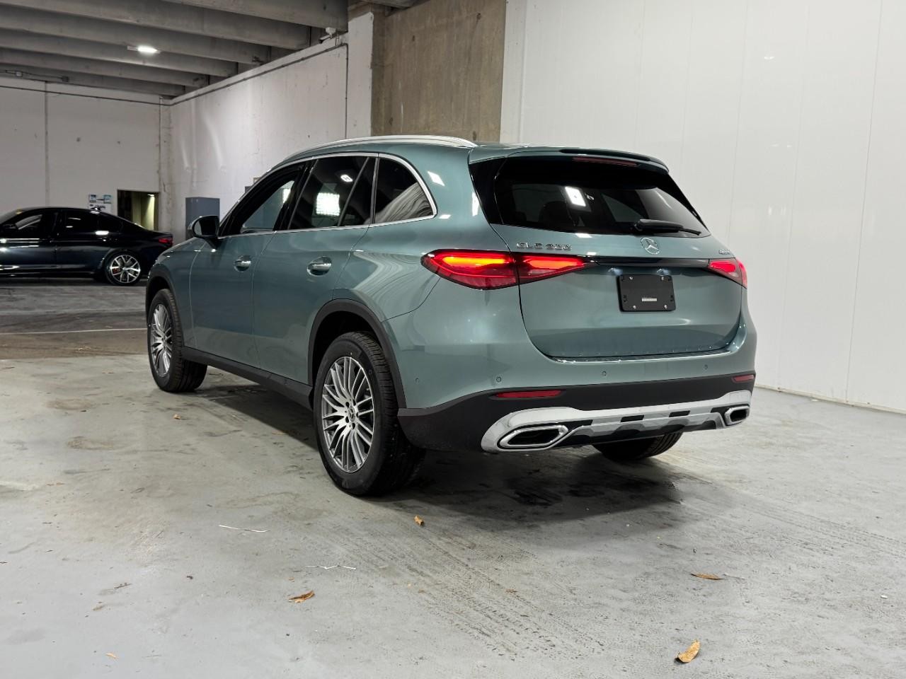 Mercedes-Benz GLC Vehicle Full-screen Gallery Image 3