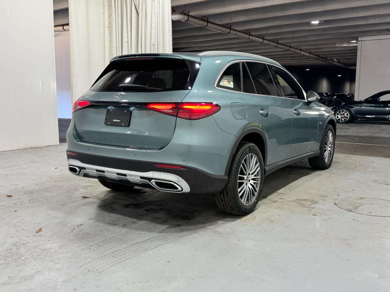 Mercedes-Benz GLC Vehicle Full-screen Gallery Image 4