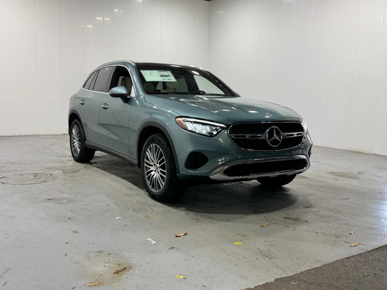 Mercedes-Benz GLC Vehicle Full-screen Gallery Image 6