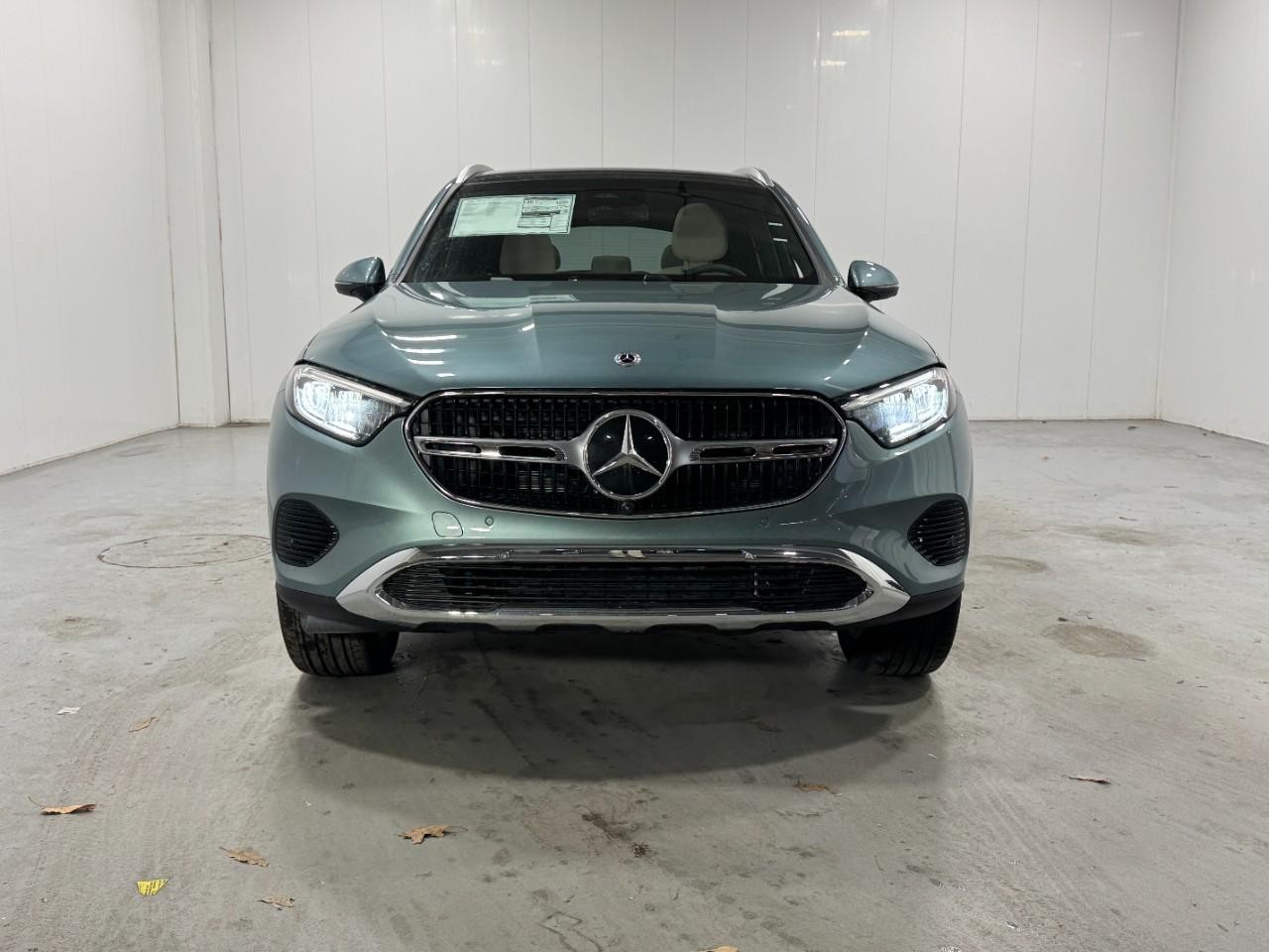 Mercedes-Benz GLC Vehicle Full-screen Gallery Image 7