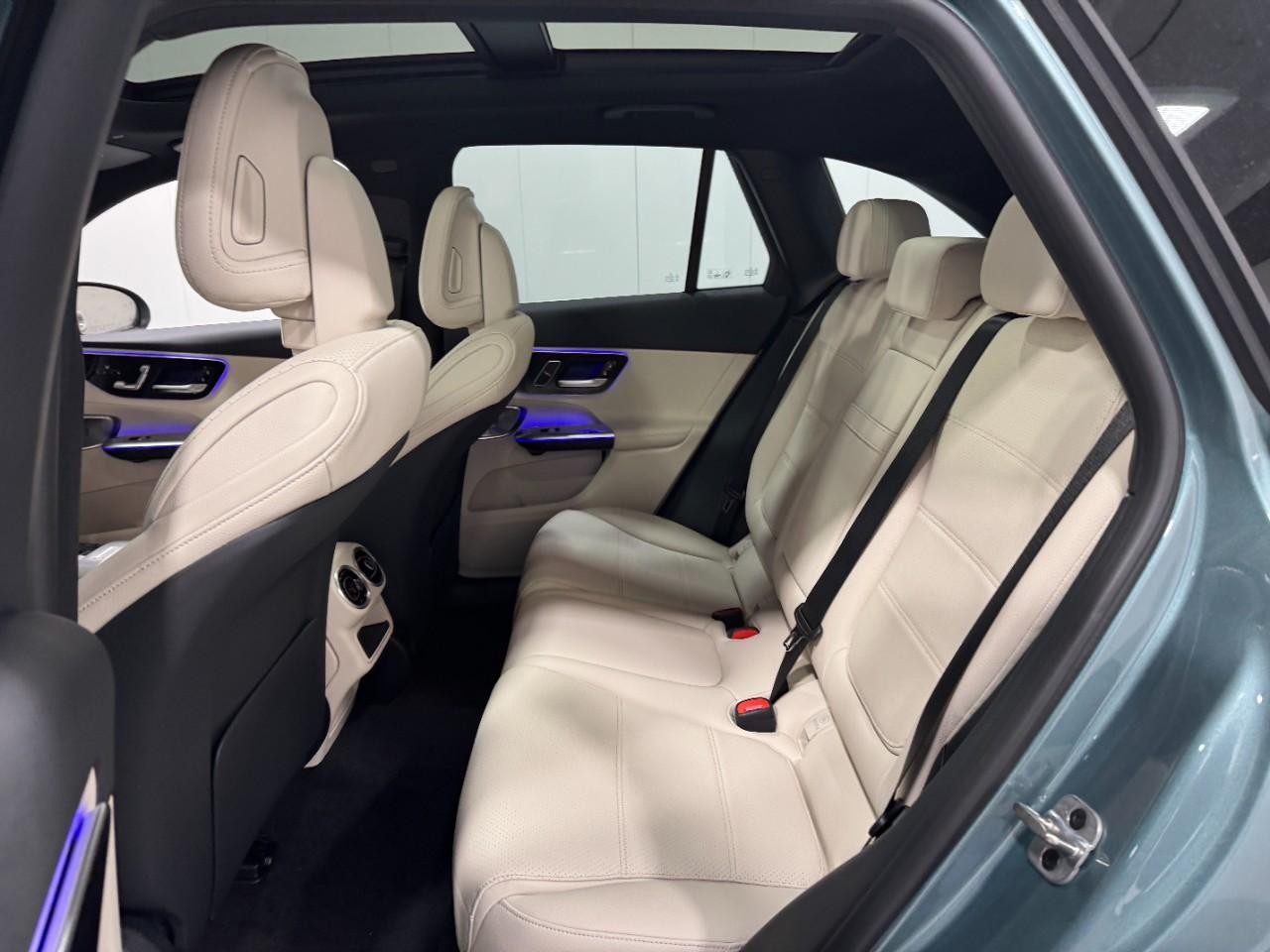 Mercedes-Benz GLC Vehicle Full-screen Gallery Image 8