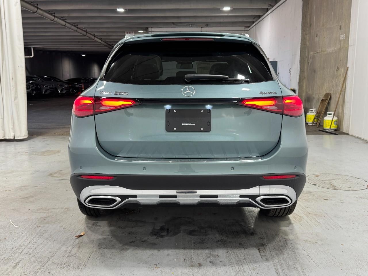 Mercedes-Benz GLC Vehicle Full-screen Gallery Image 9