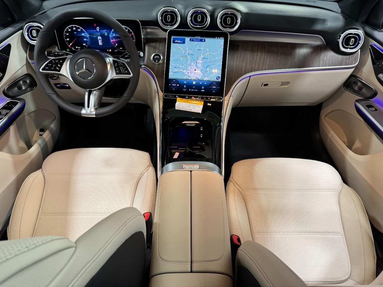 Mercedes-Benz GLC Vehicle Full-screen Gallery Image 12