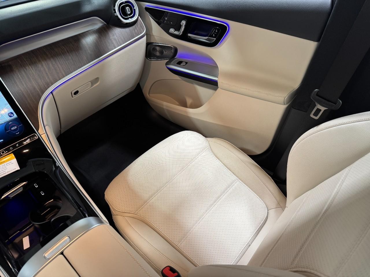 Mercedes-Benz GLC Vehicle Full-screen Gallery Image 15