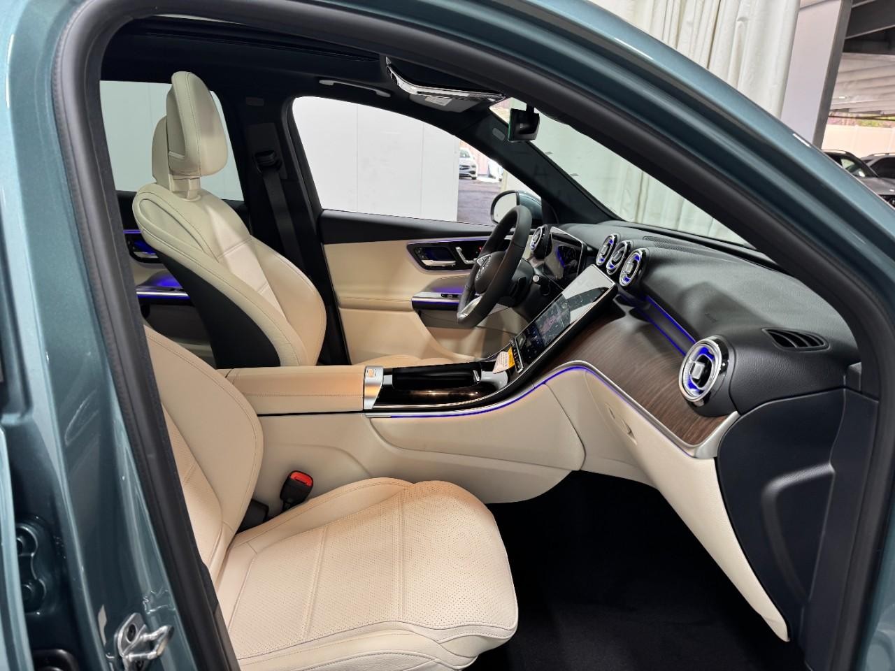 Mercedes-Benz GLC Vehicle Full-screen Gallery Image 16