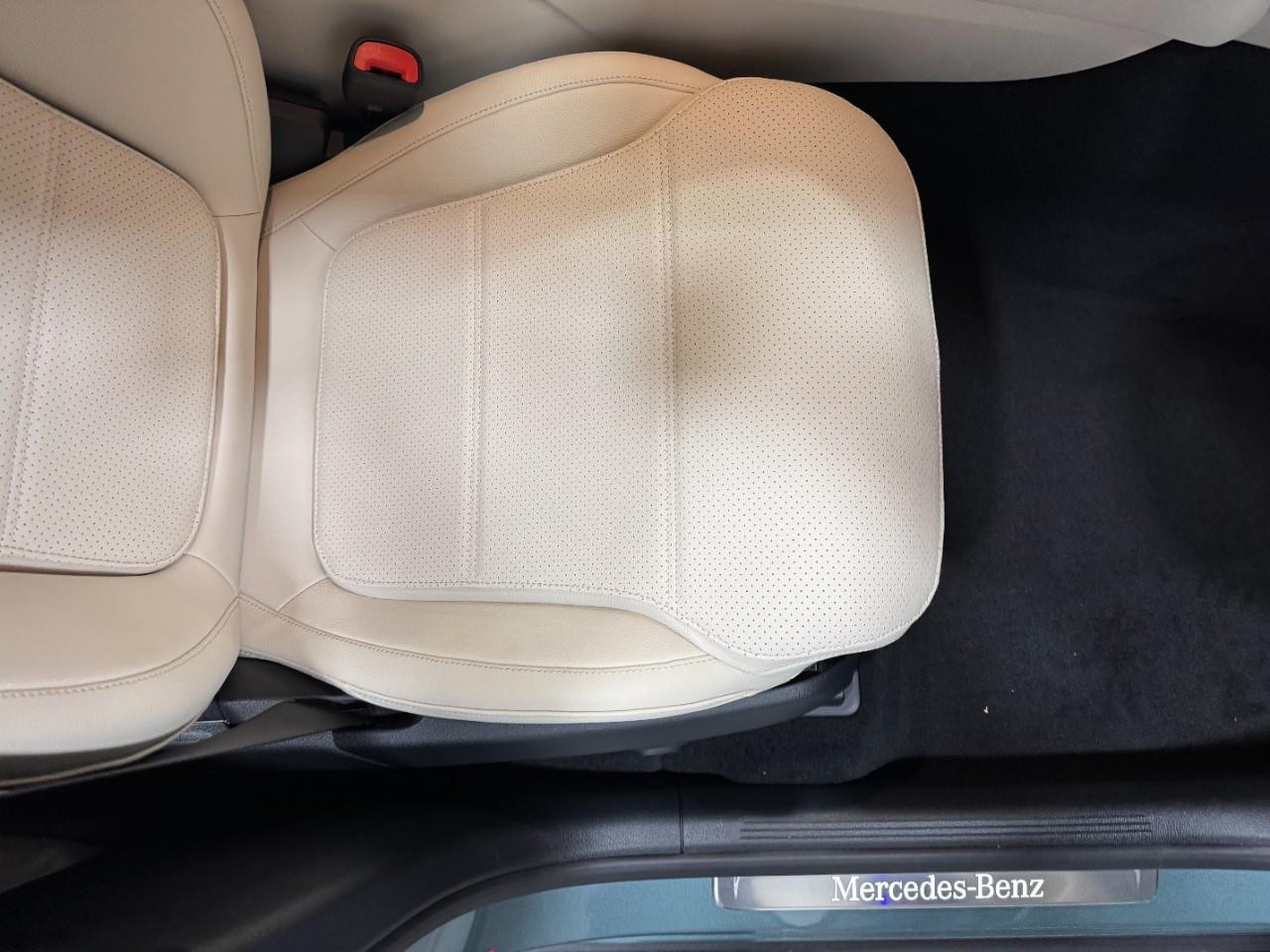 Mercedes-Benz GLC Vehicle Full-screen Gallery Image 17