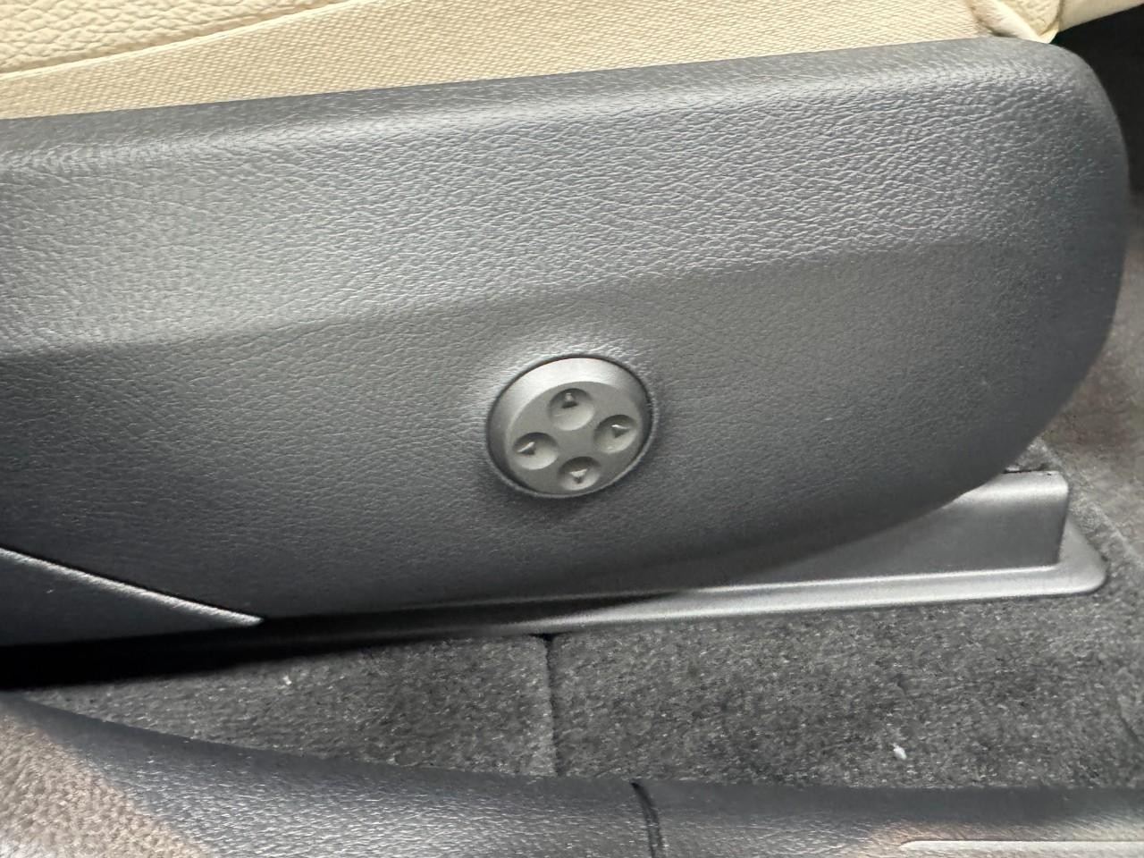 Mercedes-Benz GLC Vehicle Full-screen Gallery Image 18