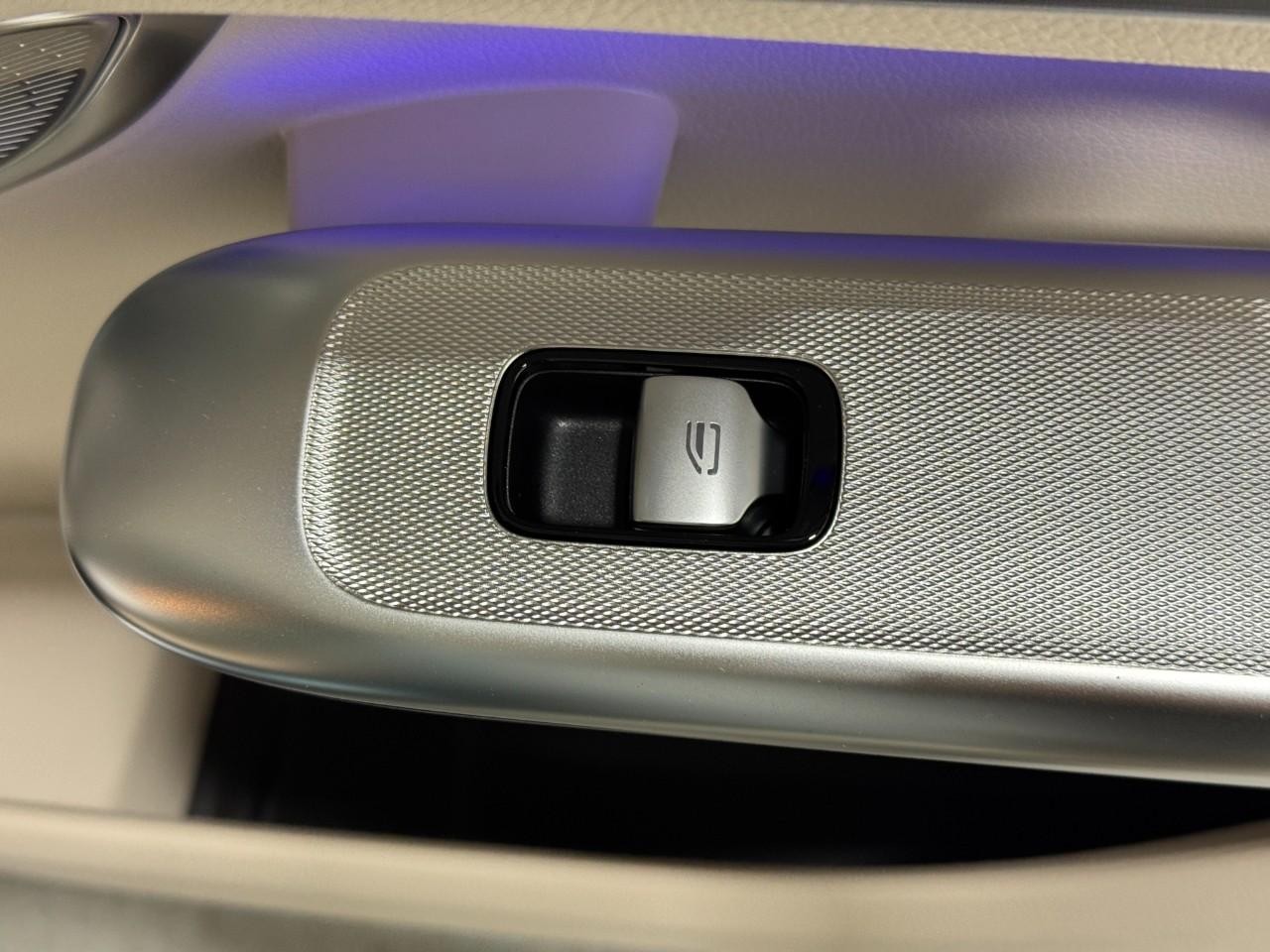 Mercedes-Benz GLC Vehicle Full-screen Gallery Image 21