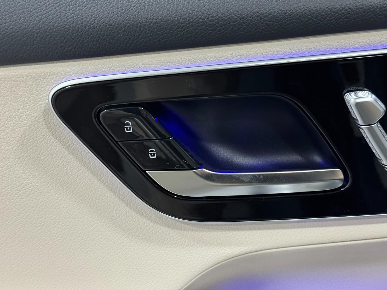 Mercedes-Benz GLC Vehicle Full-screen Gallery Image 23