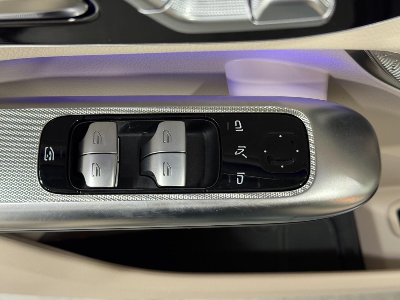 Mercedes-Benz GLC Vehicle Full-screen Gallery Image 24