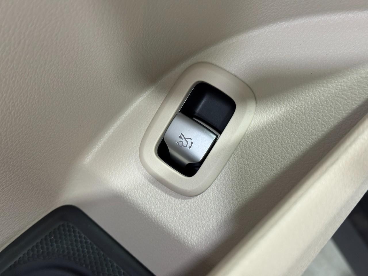 Mercedes-Benz GLC Vehicle Full-screen Gallery Image 26