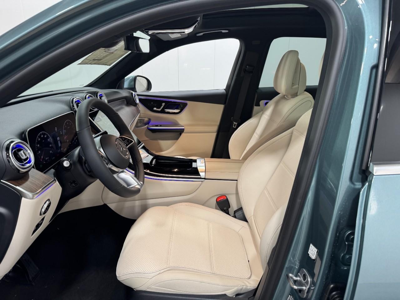 Mercedes-Benz GLC Vehicle Full-screen Gallery Image 27