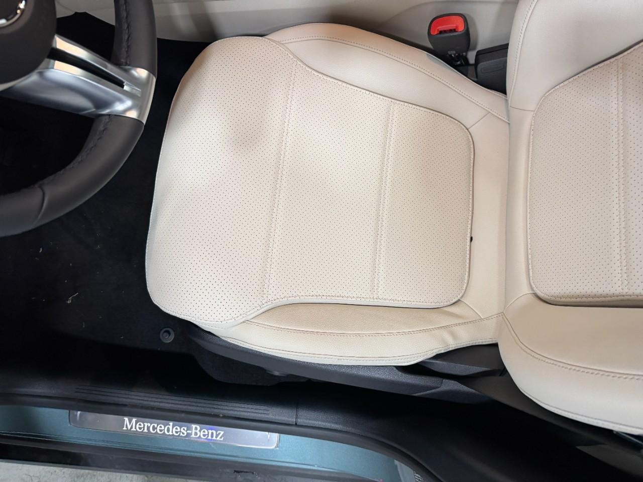 Mercedes-Benz GLC Vehicle Full-screen Gallery Image 28