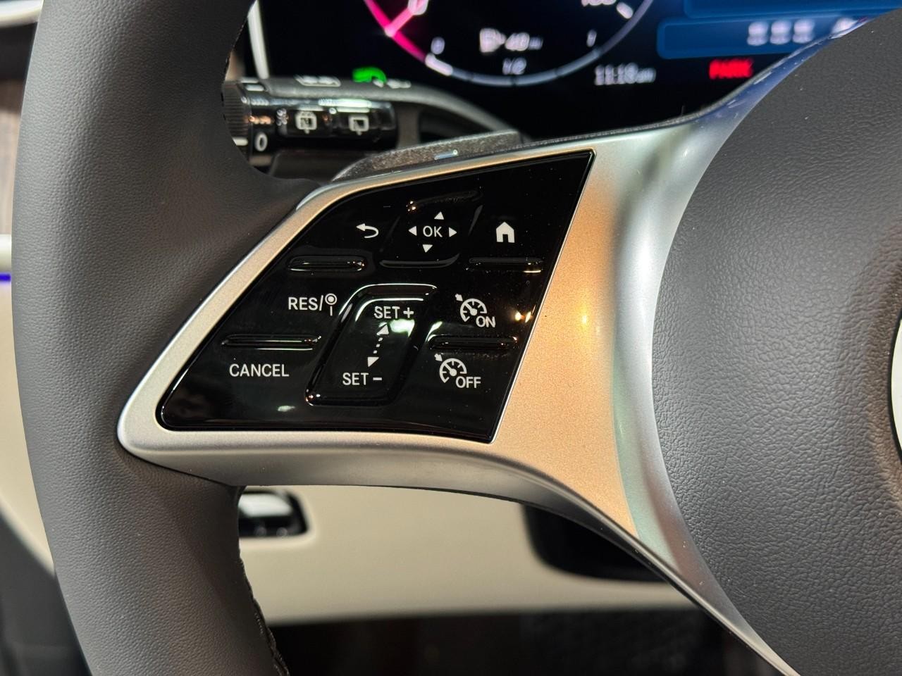 Mercedes-Benz GLC Vehicle Full-screen Gallery Image 30